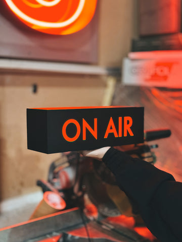 Світильник “On Air” / червоні літери на чорному фоні