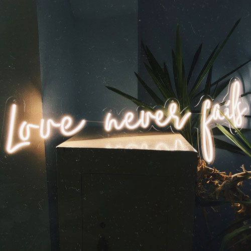 LED-неон «Love never fails»