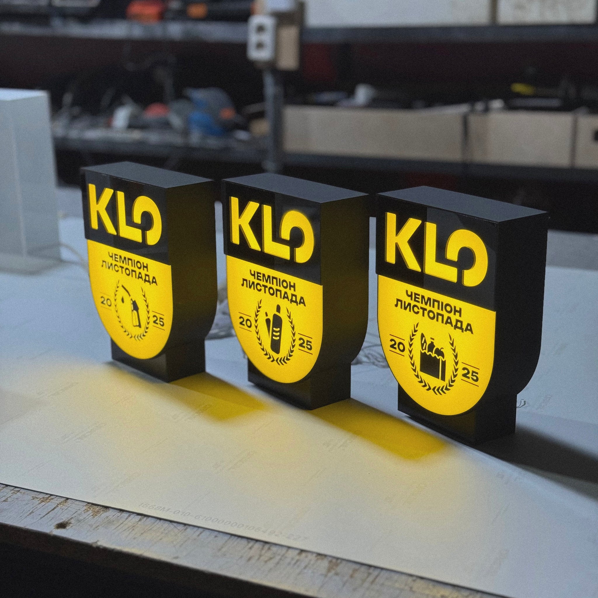 Світильник у формі герба з вашим зображенням на підставці (висота 25 см)