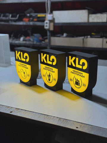 Світильник у формі герба з вашим зображенням на підставці (висота 25 см)