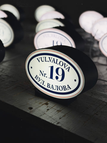 An oval lamp on a stand with your logo/text in the format 15х10,5х5 cm