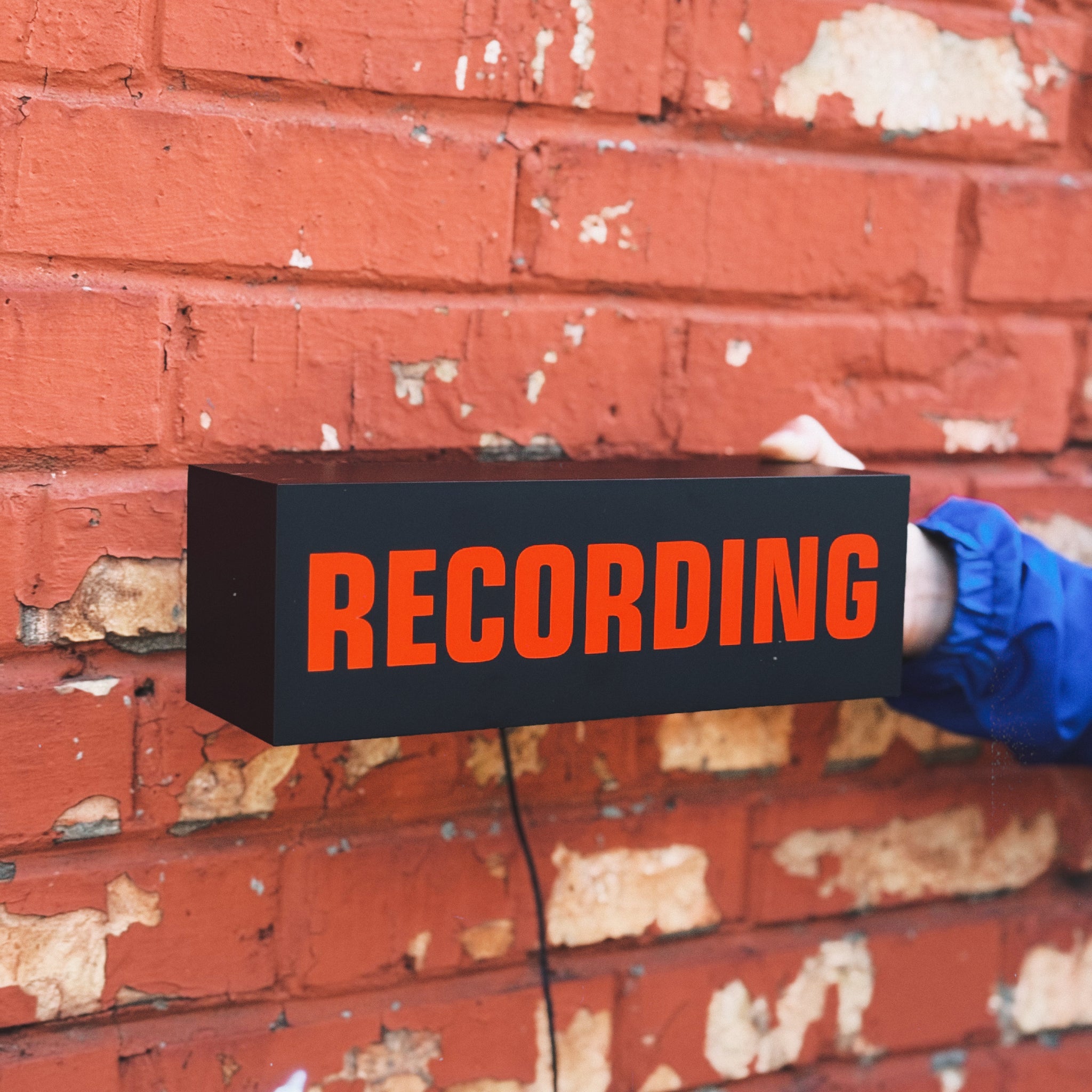 Світильник “Recording” / червоні літери на чорному фоні