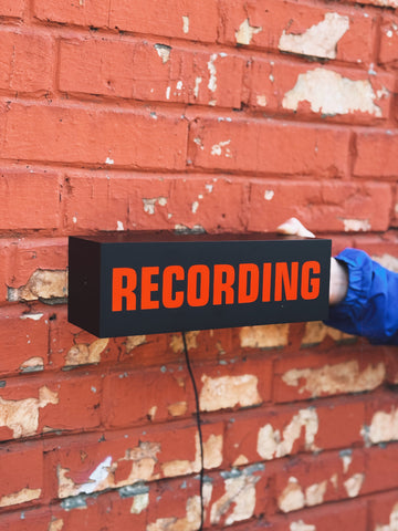 Світильник “Recording” / червоні літери на чорному фоні