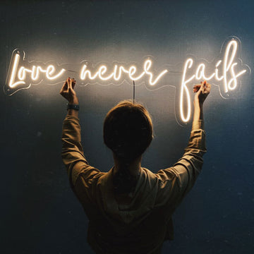 LED-неон «Love never fails»