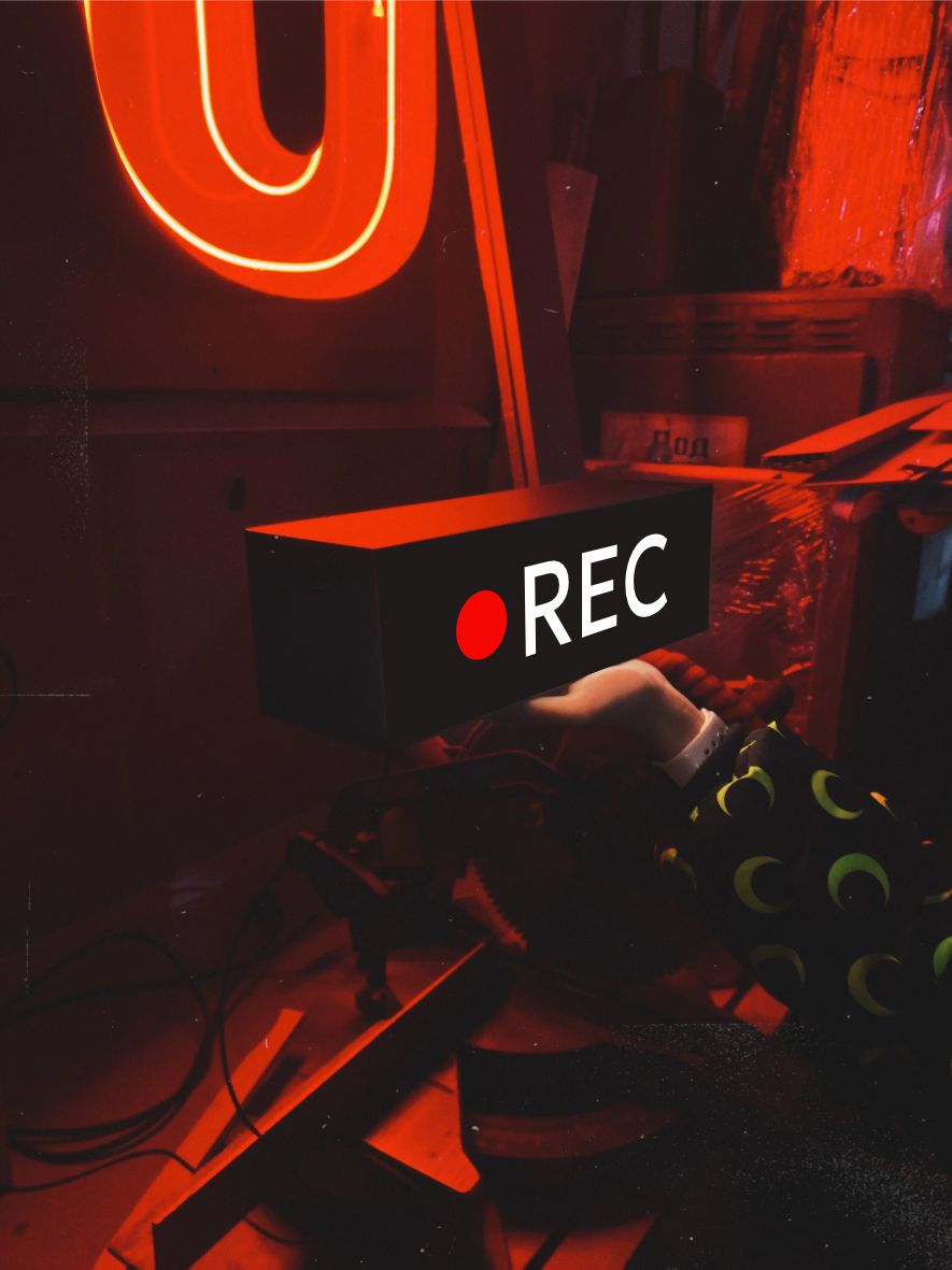 Світильник “Rec” / червоні та білі літери на чорному фоні